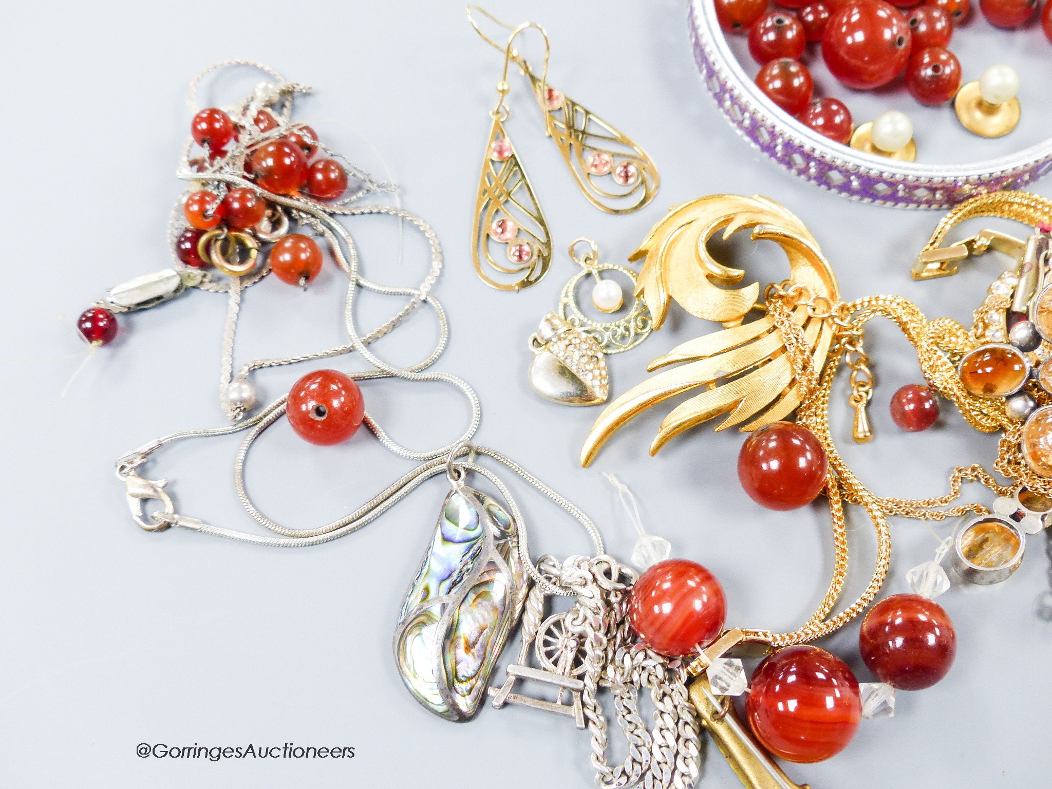 A group of mixed jewellery including yellow metal pendant, a micro mosaic banjo brooch, etc.